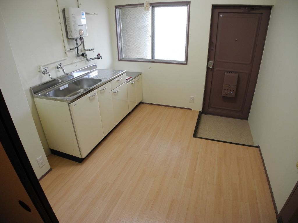 Living and room. Looking for room to house network Sakyo shop!