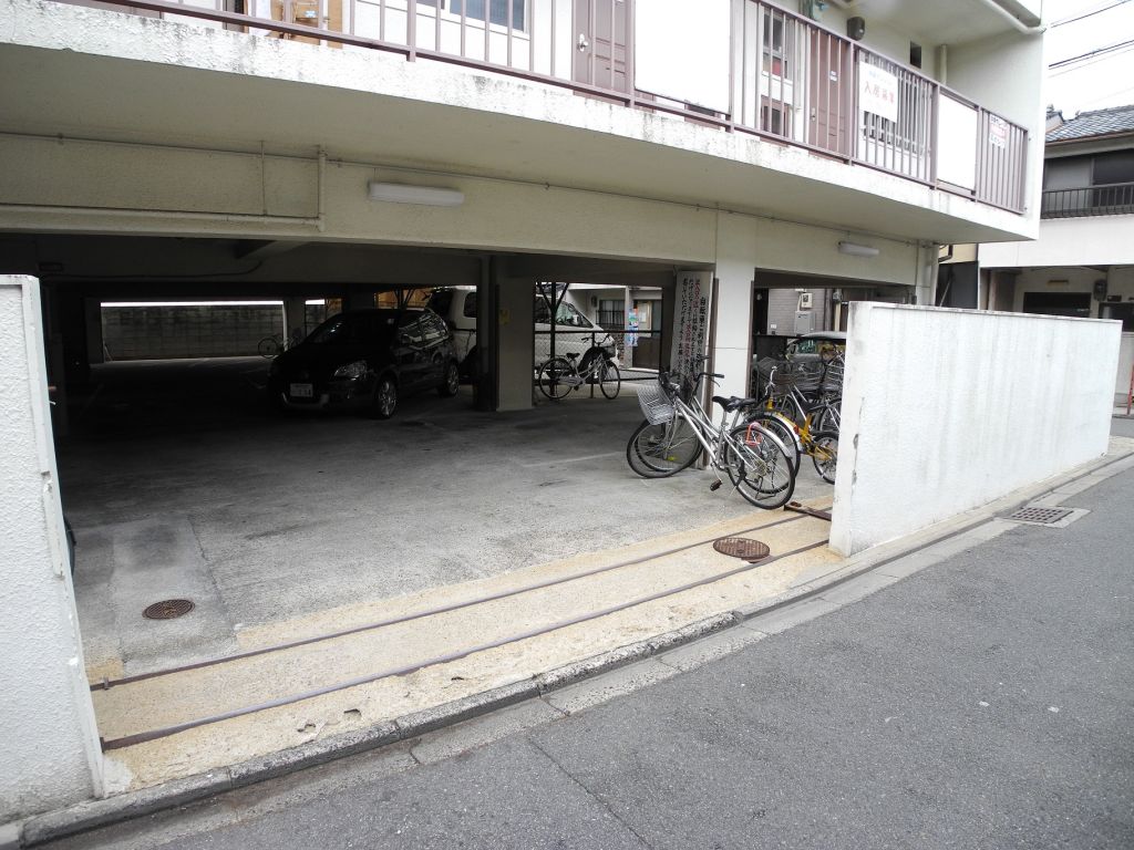 Parking lot. Also published in the website "Kyoto rental House Network"