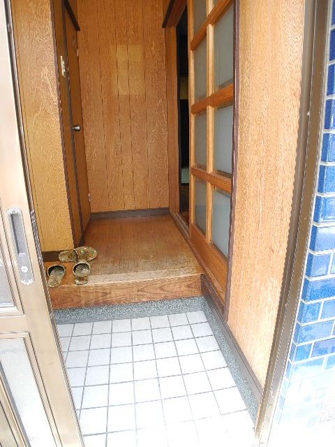 Entrance. Looking for room to house network Sakyo shop!