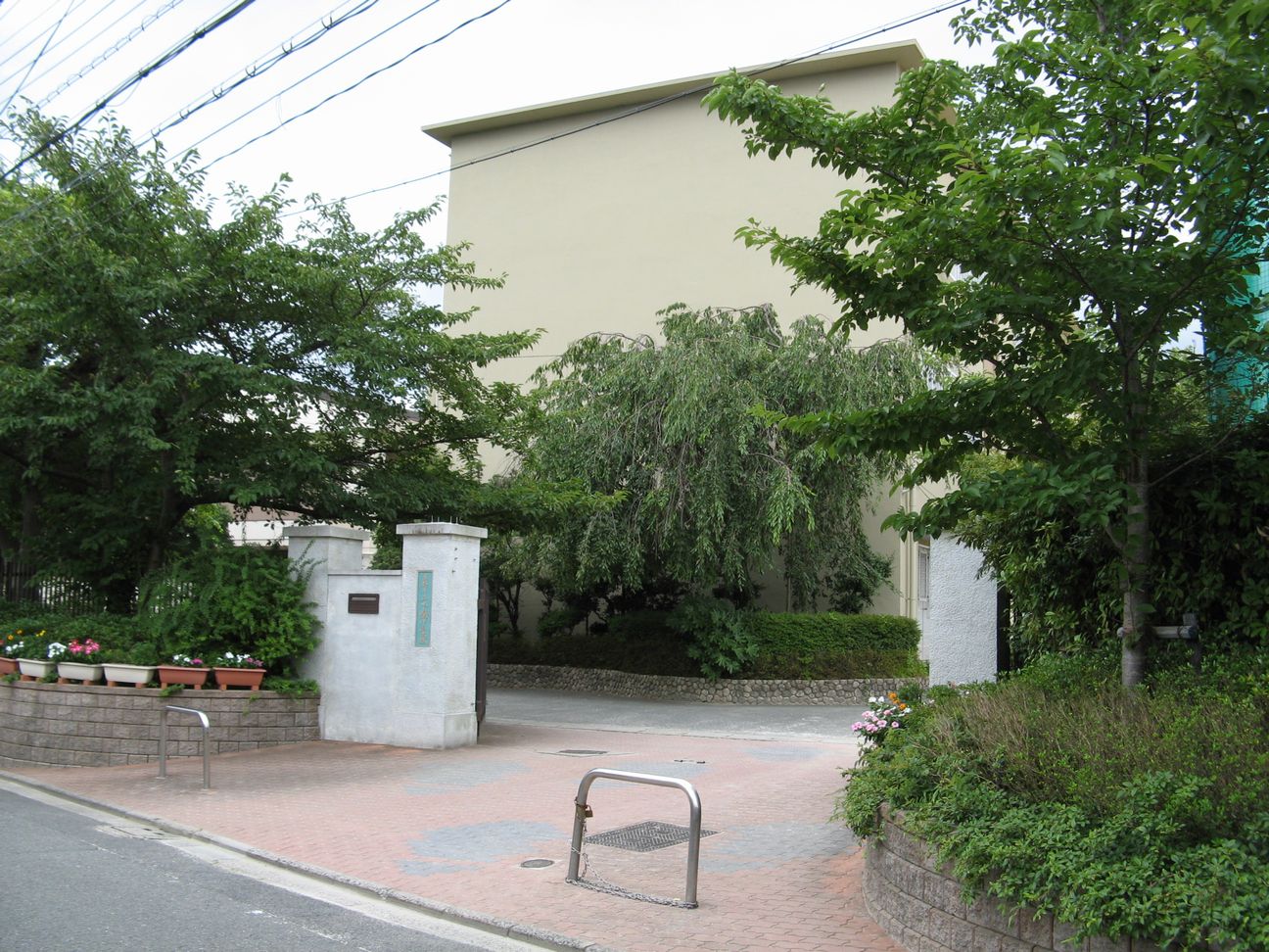 Junior high school. 956m to Kyoto Municipal Shimogamo junior high school (junior high school)