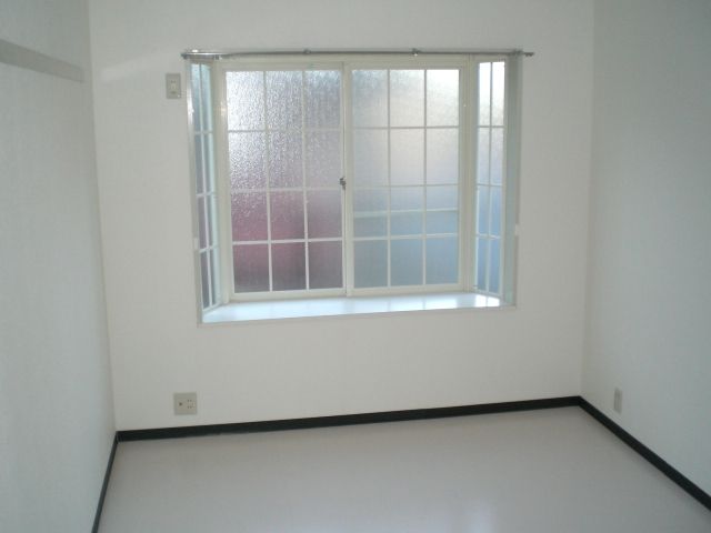 Living and room. Looking for room to house network Sakyo shop!