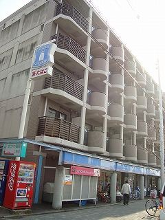 Convenience store. 1m to Lawson (convenience store)