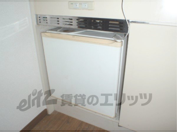 Other room space. Refrigerator yard