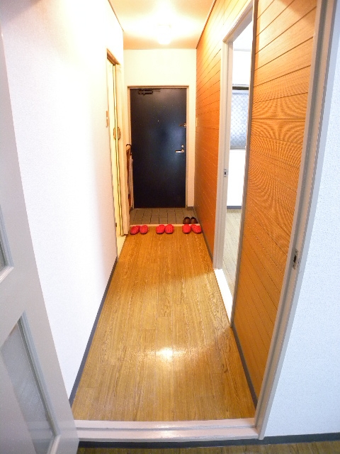 Entrance. Also published in the website "Kyoto rental House Network"