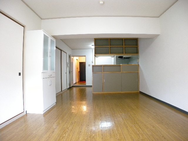 Living and room. Looking for room to house network Sakyo shop!