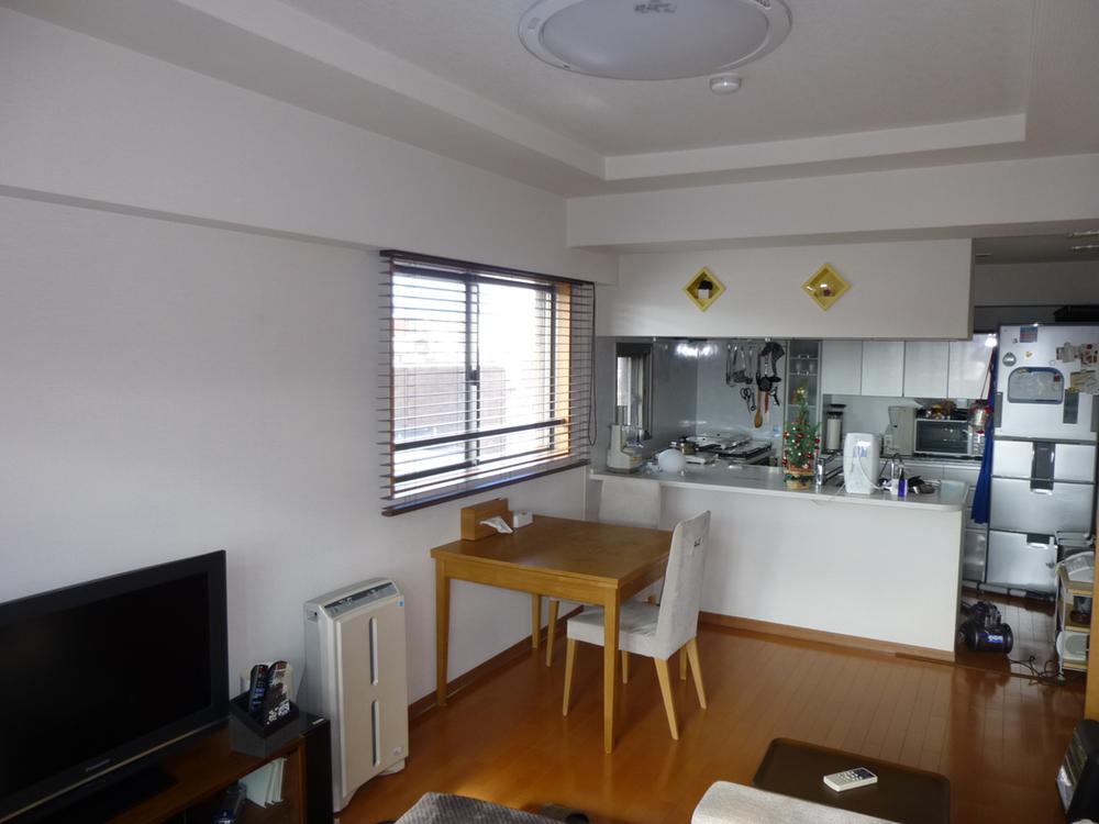 Living. View two-plane daylight ・ Ventilation is good.