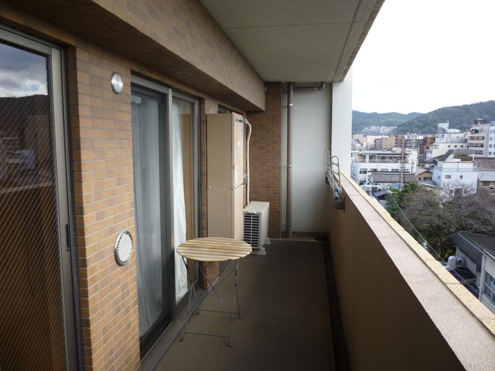 Balcony. 10.64 sq m  ・ If you put a chair, Cherry blossoms in spring, Autumn you can admire the fall foliage.