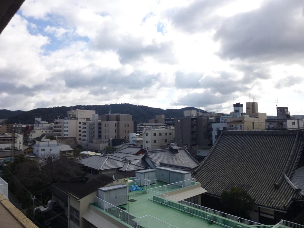 View photos from the dwelling unit. Views of the ridge line of Higashiyama.