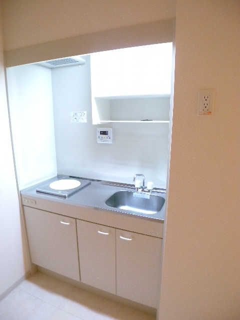 Kitchen. Also published in the website "Kyoto rental House Network"