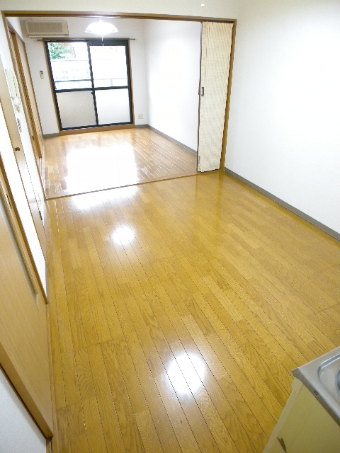 Living and room. Looking for room to house network Sakyo shop!