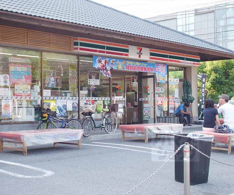 Convenience store. Seven-Eleven Kyoto Heian Jingumae store up (convenience store) 267m