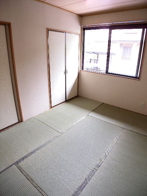 Living and room. Also published in the website "Kyoto rental House Network"