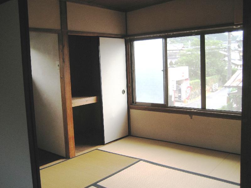 Living and room. 2 Open south Japanese-style room