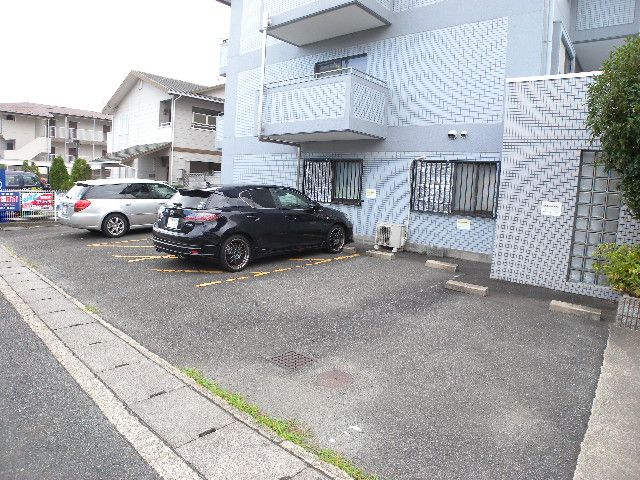 Parking lot. Also published in the website "Kyoto rental House Network"