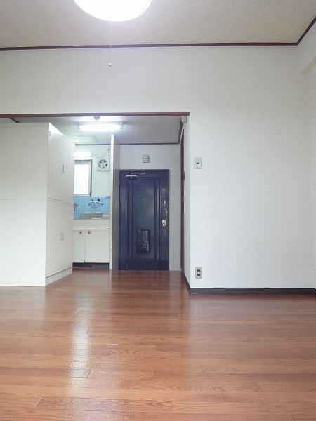 Living and room. Is a 6-tatami room (same apartment another room)