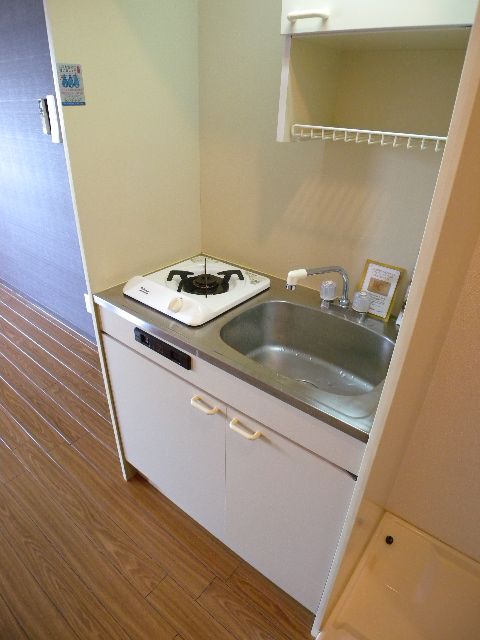 Kitchen. Also published in the website "Kyoto rental House Network"