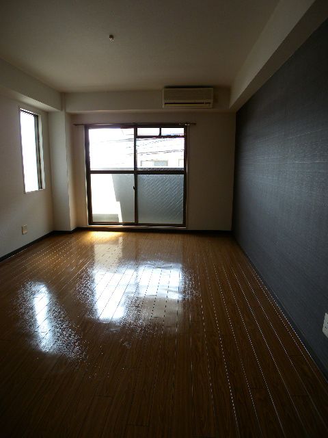 Living and room. Also published in the website "Kyoto rental House Network"