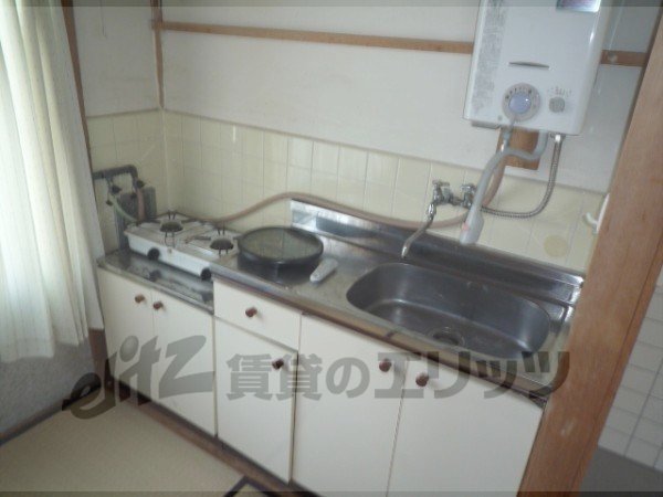 Kitchen. Gas two-burner stove