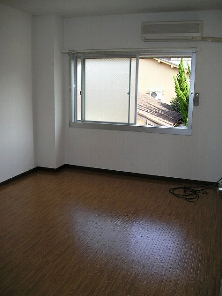 Living and room. It is the north side of the room.  Air conditioning!