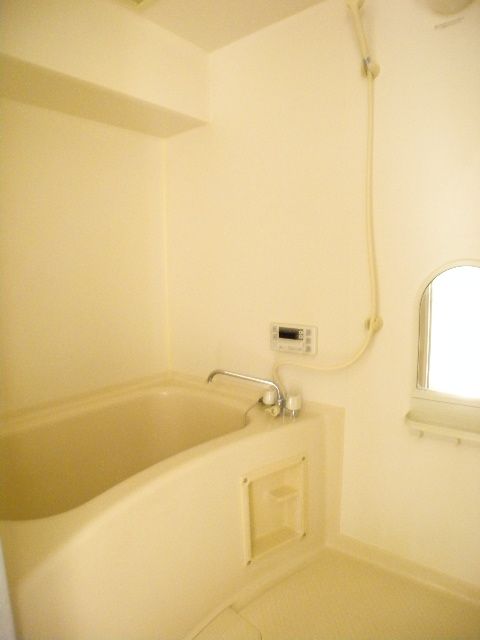 Bath. Also published in the website "Kyoto rental House Network"