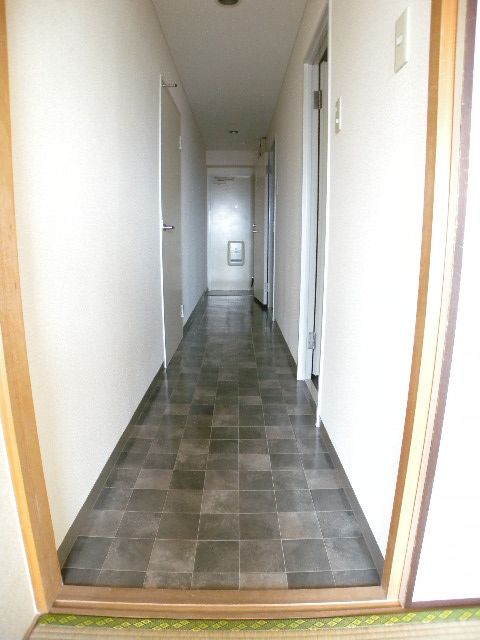 Entrance. Looking for room to house network Sakyo shop!