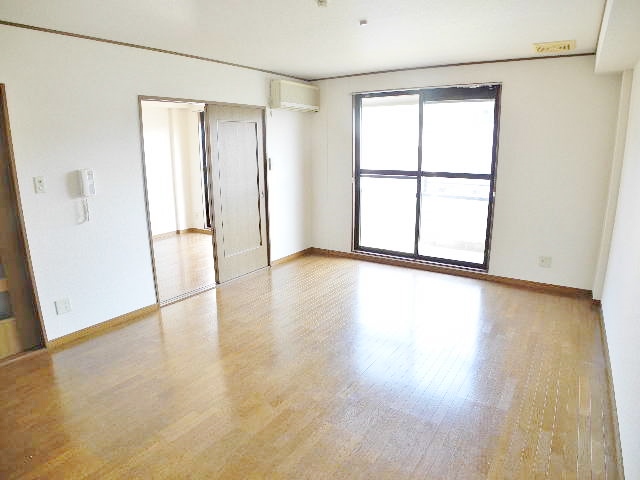 Living and room. Looking Kyoto rooms ・  ・  ・ House network Kawaramachi Imadegawa distributor or