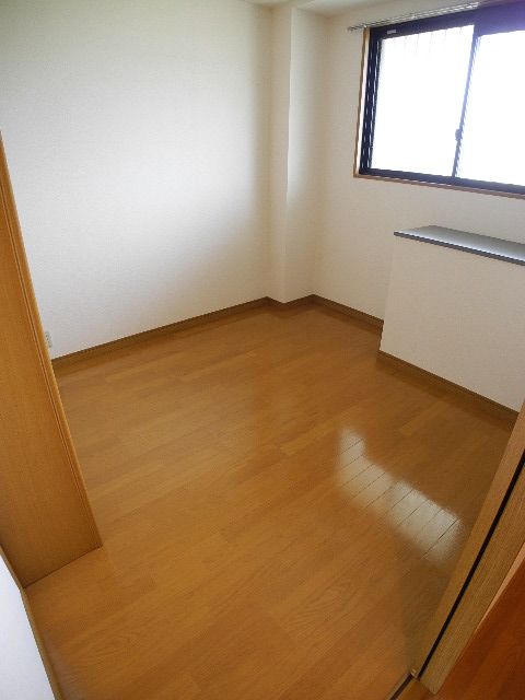 Other room space. Looking for room to house network Sakyo shop!