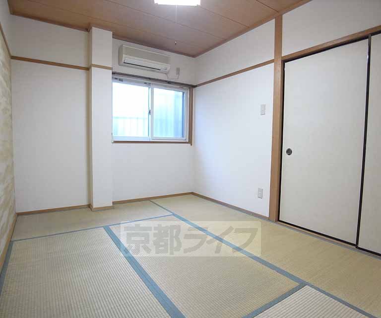 Living and room. Is a Japanese-style room.