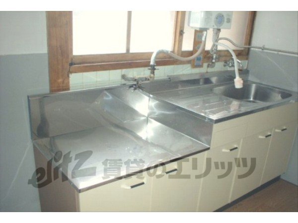 Kitchen. Kitchen is possible the installation of two-burner stove