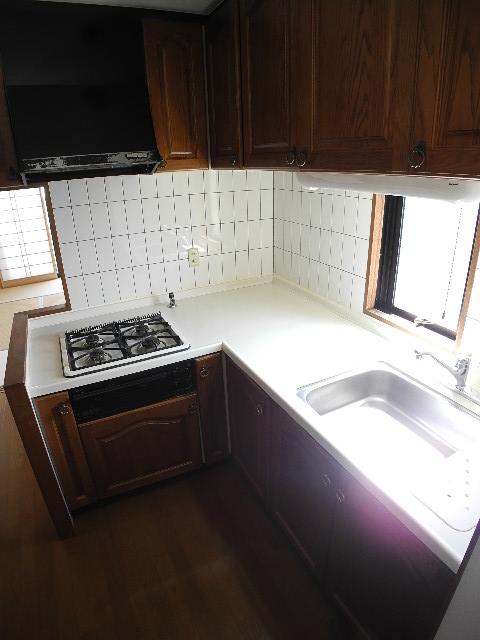 Kitchen. Also published in the website "Kyoto rental House Network"