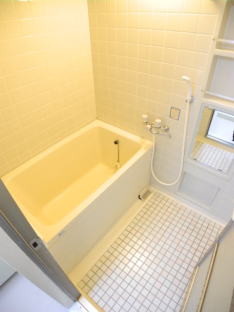 Bath. Also published in the website "Kyoto rental House Network"