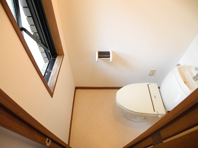 Toilet. Also published in the website "Kyoto rental House Network"