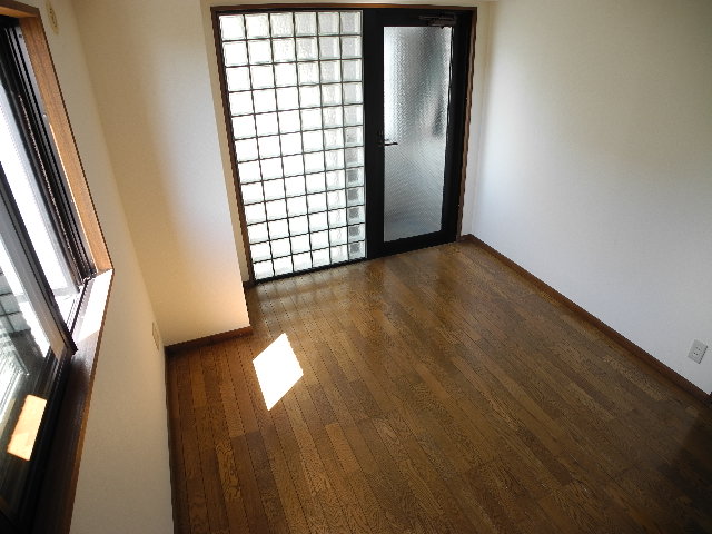 Living and room. Also published in the website "Kyoto rental House Network"