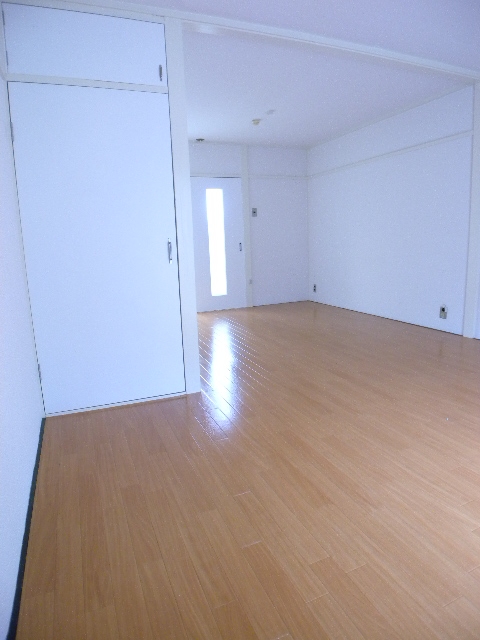 Living and room. Also published in the website "Kyoto rental House Network"