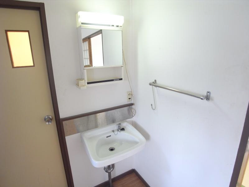 Washroom. Photo No. 201