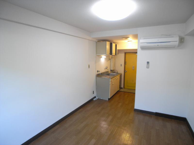 Living and room. 27