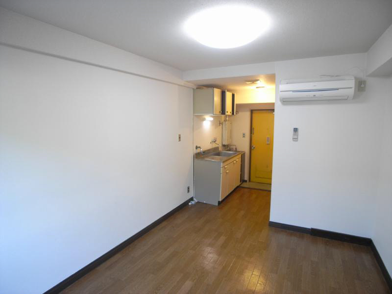 Living and room. 27