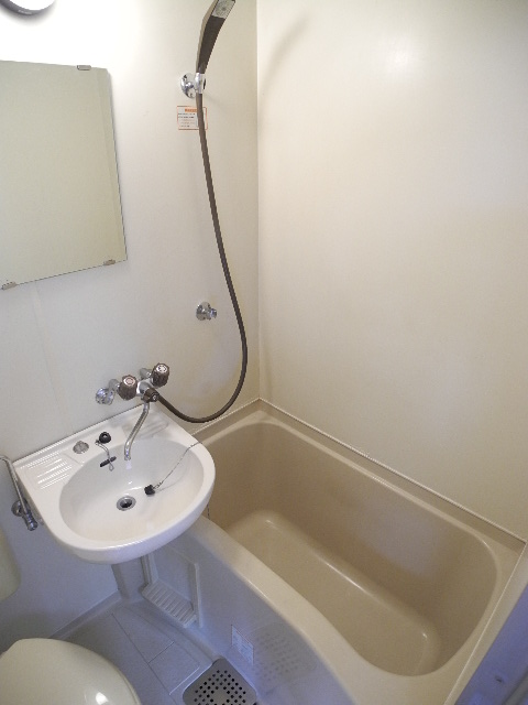 Bath. Also published in the website "Kyoto rental House Network"