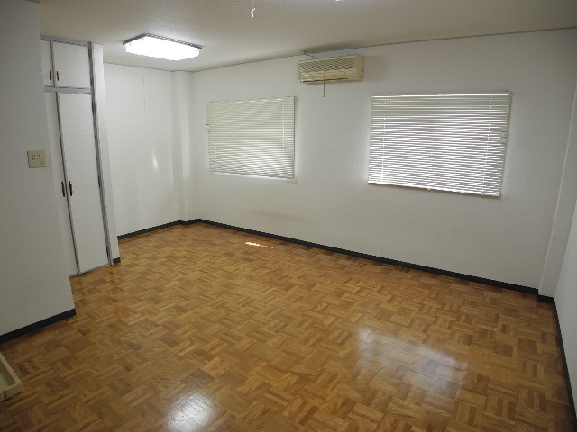 Living and room. Looking for room to house network Sakyo shop!