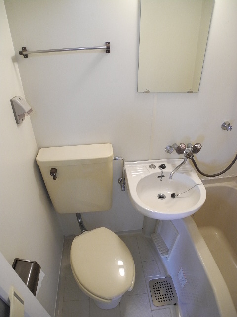 Toilet. Also published in the website "Kyoto rental House Network"