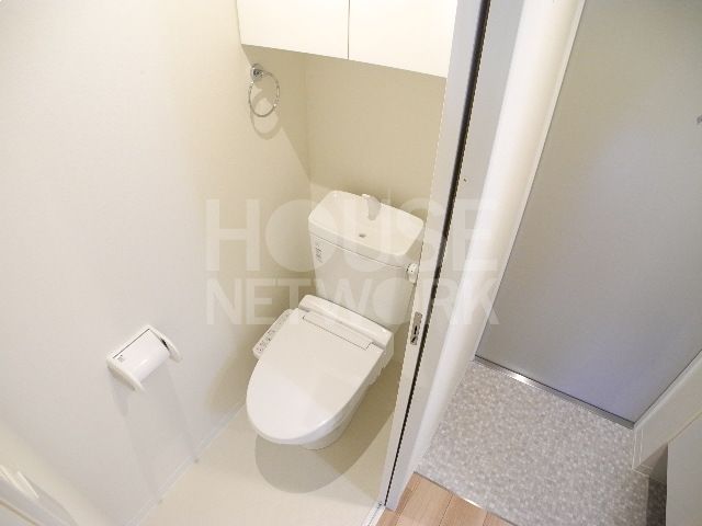 Toilet. Looking for room to house network Sakyo shop!