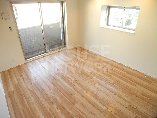 Living and room. Looking for room to house network Sakyo shop!