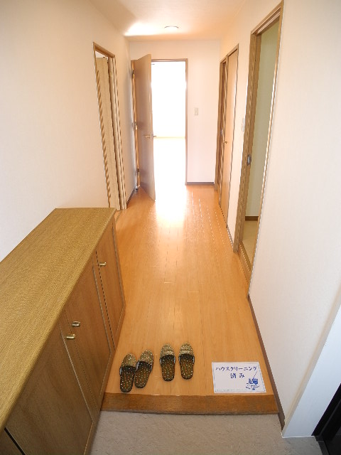 Entrance. Also published in the website "Kyoto rental House Network"