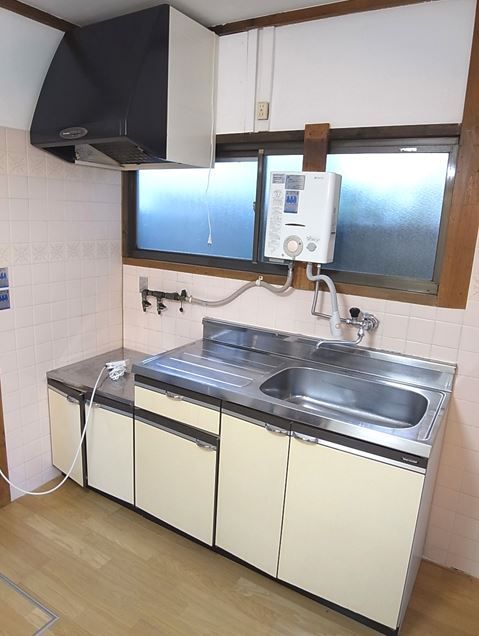 Kitchen. Also published in the website "Kyoto rental House Network"