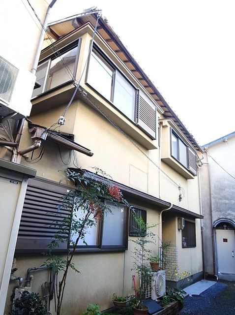 Building appearance. Also published in the website "Kyoto rental House Network"