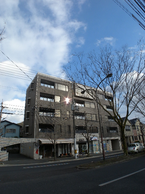 Building appearance. Looking for room to house network Sakyo shop!