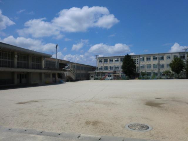 Primary school. It is about a 12-minute walk from the "Kitashirakawa elementary school". Many schools to go even parents still sounds good is better a little closer.