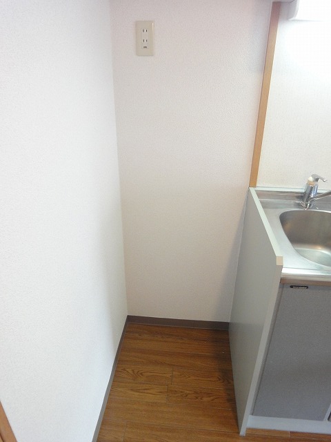 Other room space. Refrigerator yard