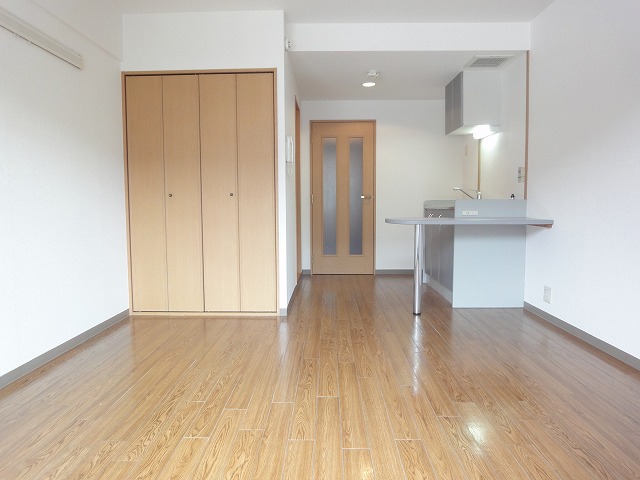 Living and room. (A photograph of the same apartment by Room No.)
