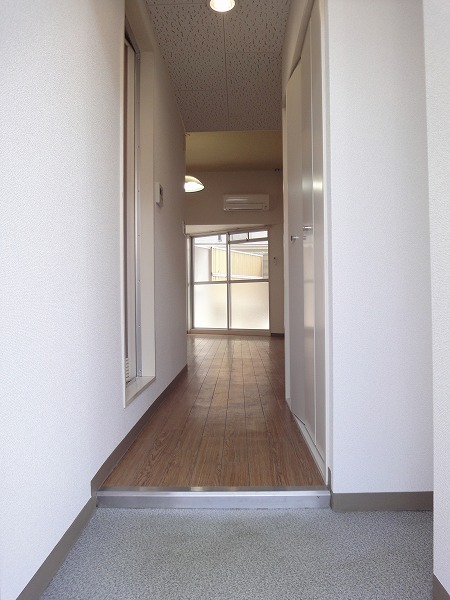 Entrance. (A photograph of the same apartment by Room No.)